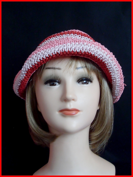 26. Somiany kapelusik w paski rowo-czerwone